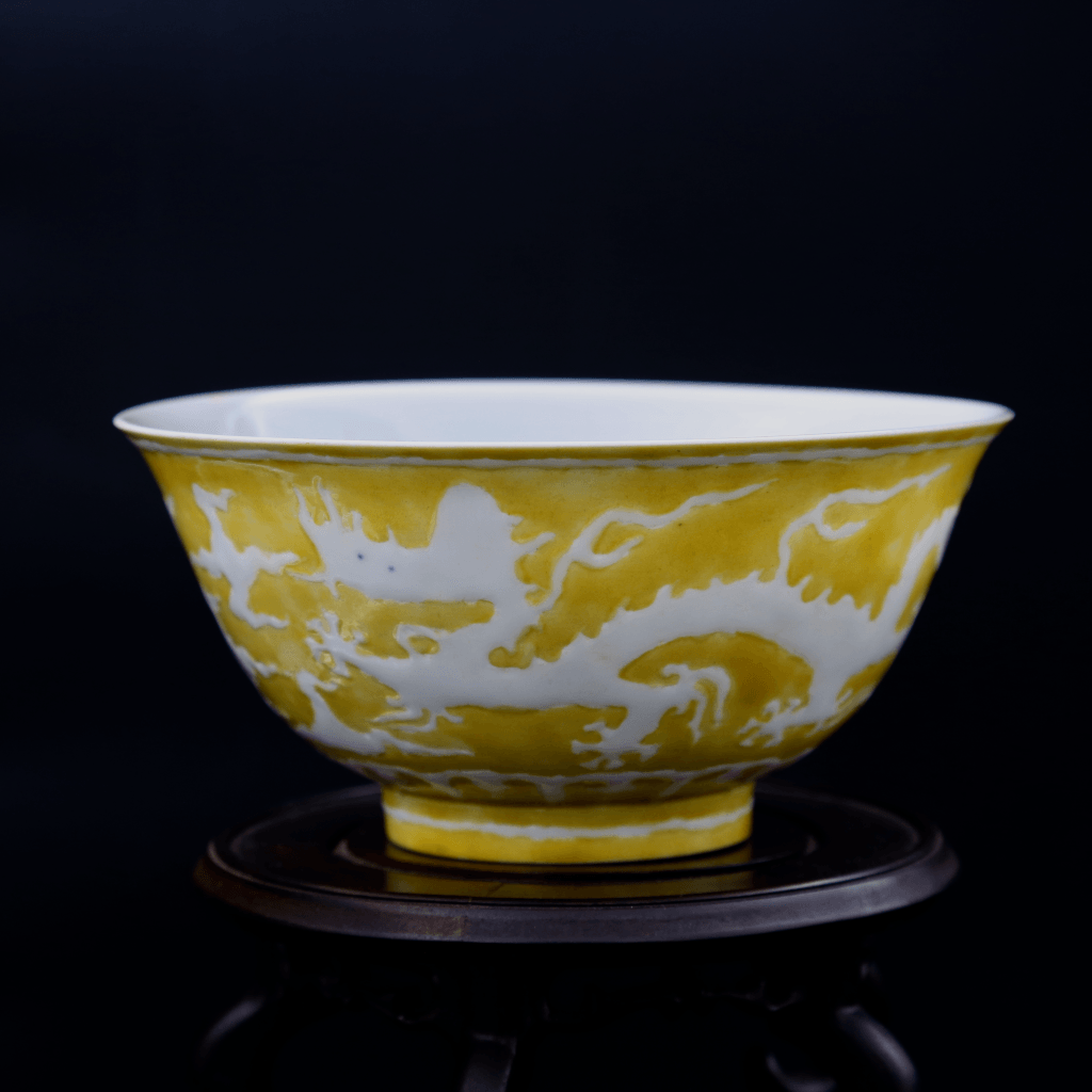 成化黃釉白花龍紋碗